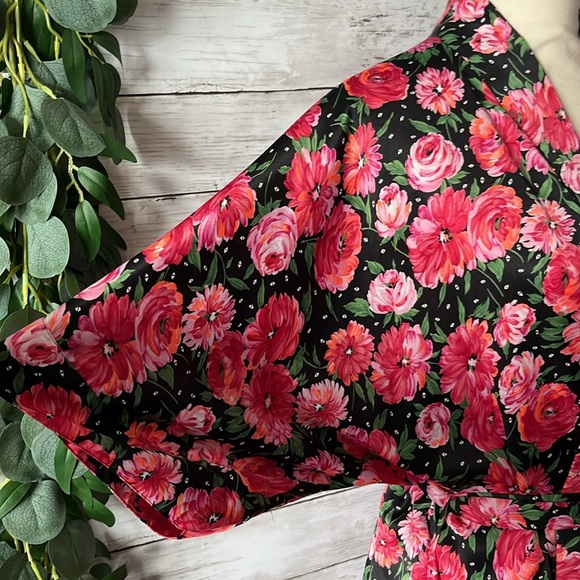 “Silky” Floral Robe with Pockets - Picture 3 of 10